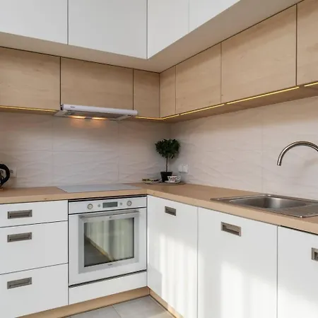 Sunlit Wola Apartment *