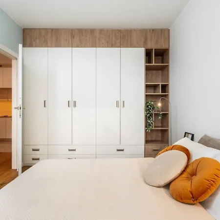 Apartment Sunlit Wola *