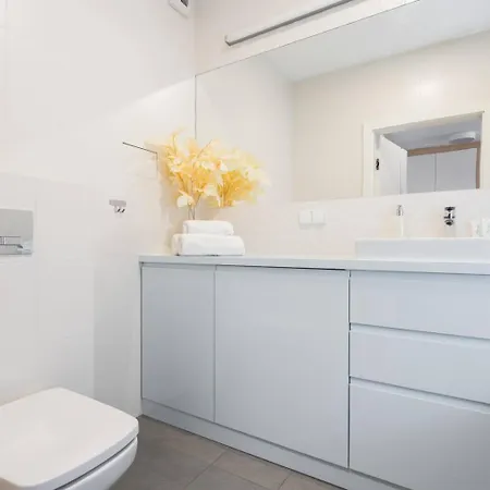 Sunlit Wola Business Center Appartement